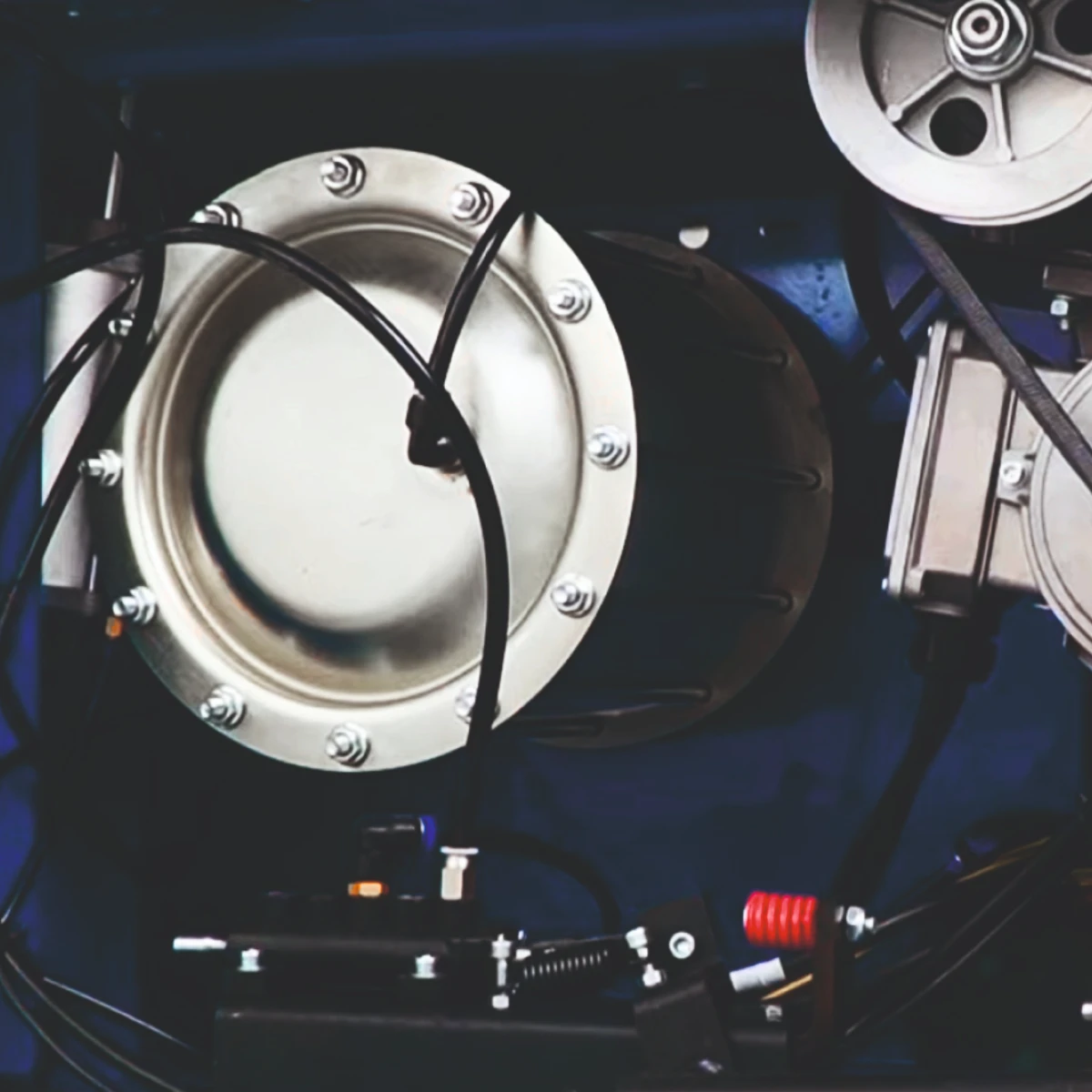 Мощный цилиндр отжима борта двухстороннего действия 